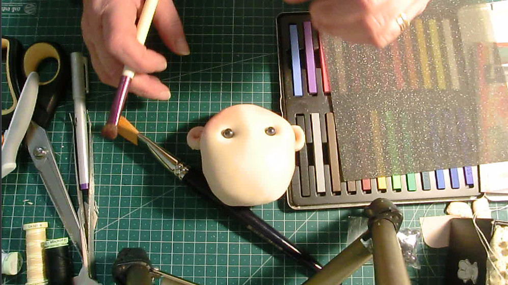 Crear cara de muñeca con tela de lycra.